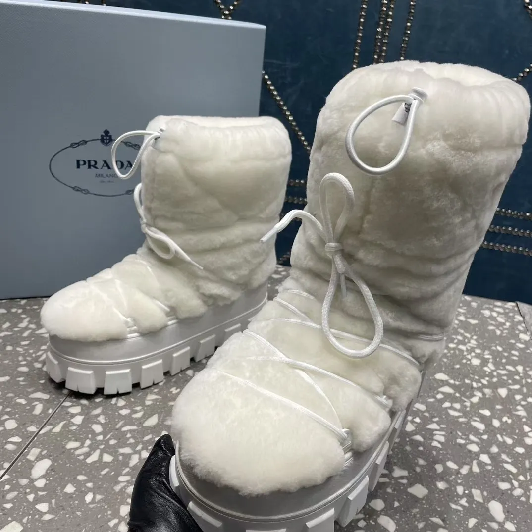 👟👟Ex-factory price 700👟👟 The highest version on the market, Prada's king style, snow boots, ski boots, chubby, so cute and cute →_→ From the Prada limited series, unique. Shiny nylon Oblique upper with criss-cross straps for an ideal fit. The boots are made of technical fabric and have a short-cut version. They can be worn in the city or in the mountains. They make the calves slimmer, taller, warmer and have a concave shape. The boots and soles use the original waterproof effect. The size is 35-40. 41Customized